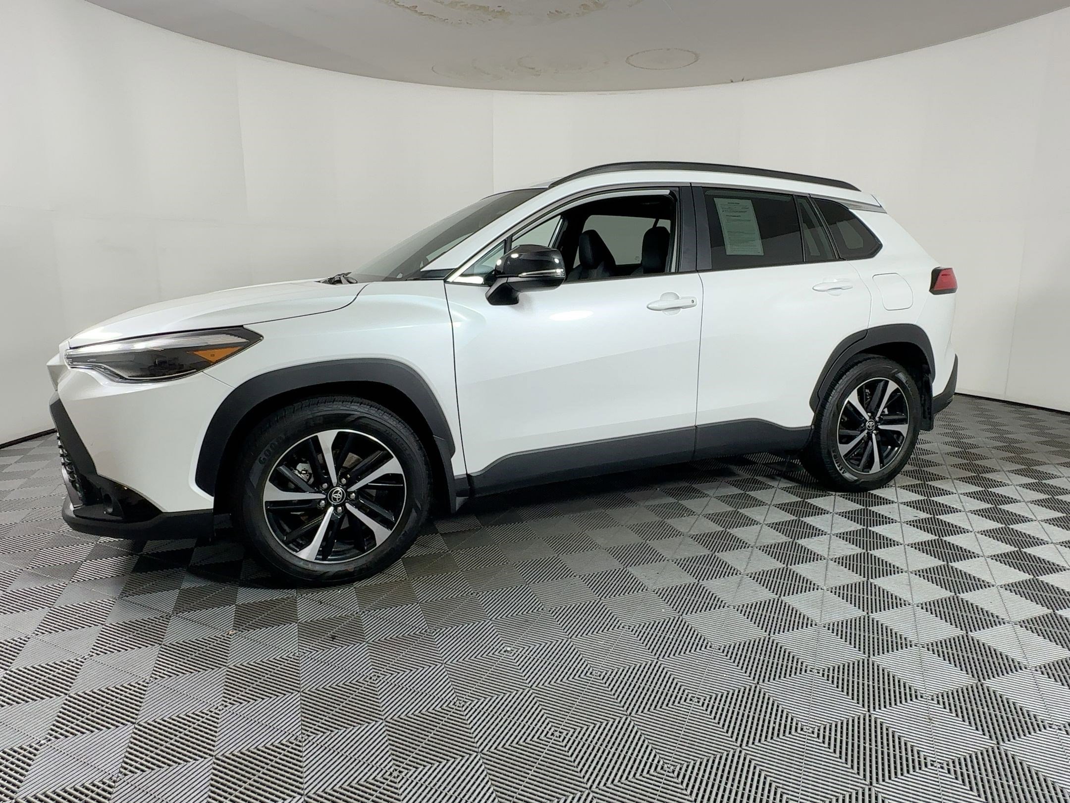 Used 2025 Toyota Corolla Cross AWD Hybrid image 17