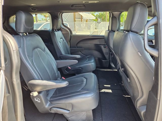 Certified 2020 Chrysler Pacifica Touring-L w/ S Appearance Package image 16