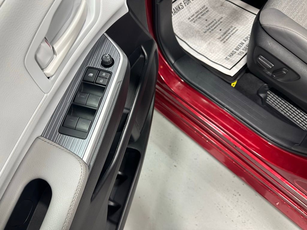 Used 2025 Toyota Sienna LE image 8