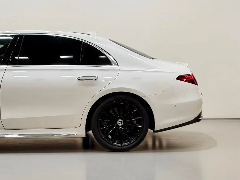 Used 2022 Mercedes-Benz S 500 4MATIC w/ AMG Line Package image 17