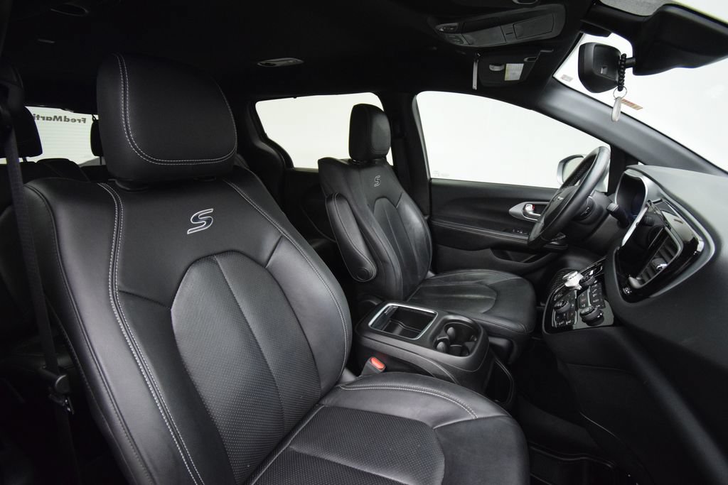 Used 2020 Chrysler Pacifica Touring-L Plus FWD image 18