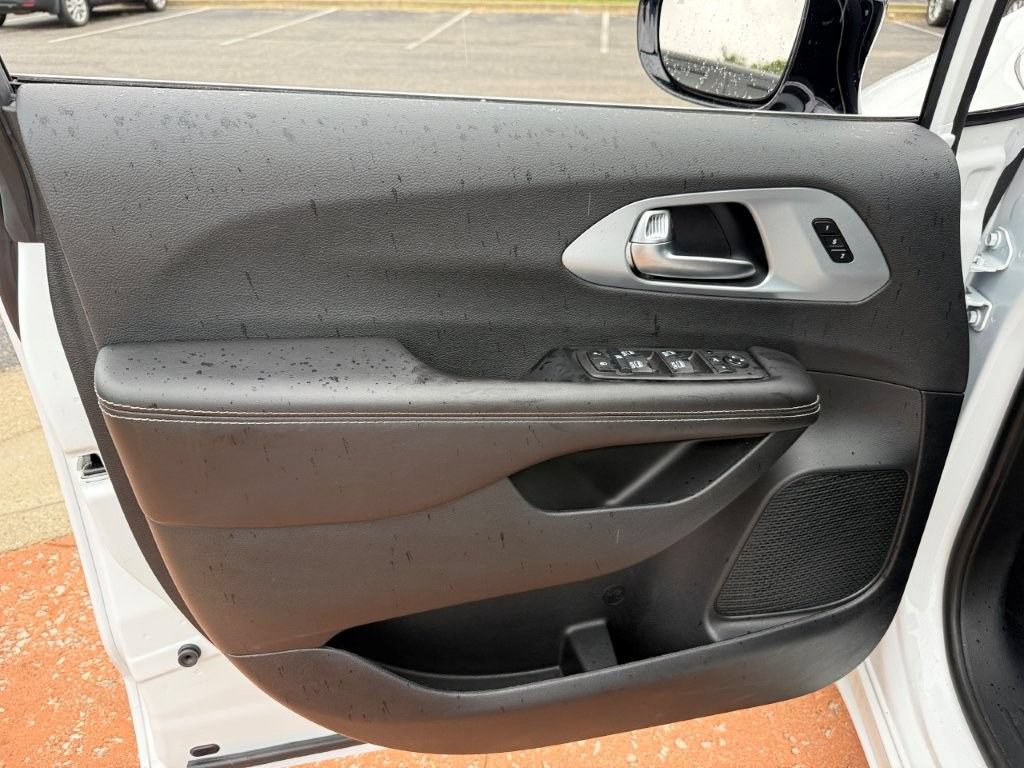 Used 2026 Chrysler Pacifica Limited FWD image 9