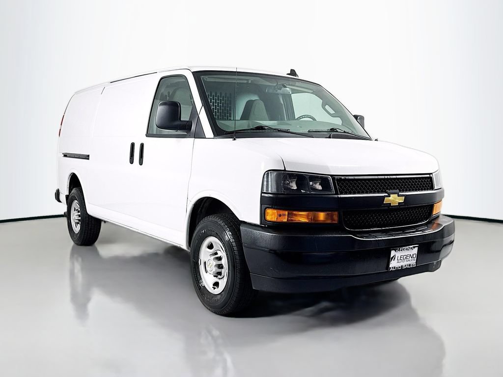 Used 2022 Chevrolet Express 2500 w/ Driver Convenience Package RWD image 4