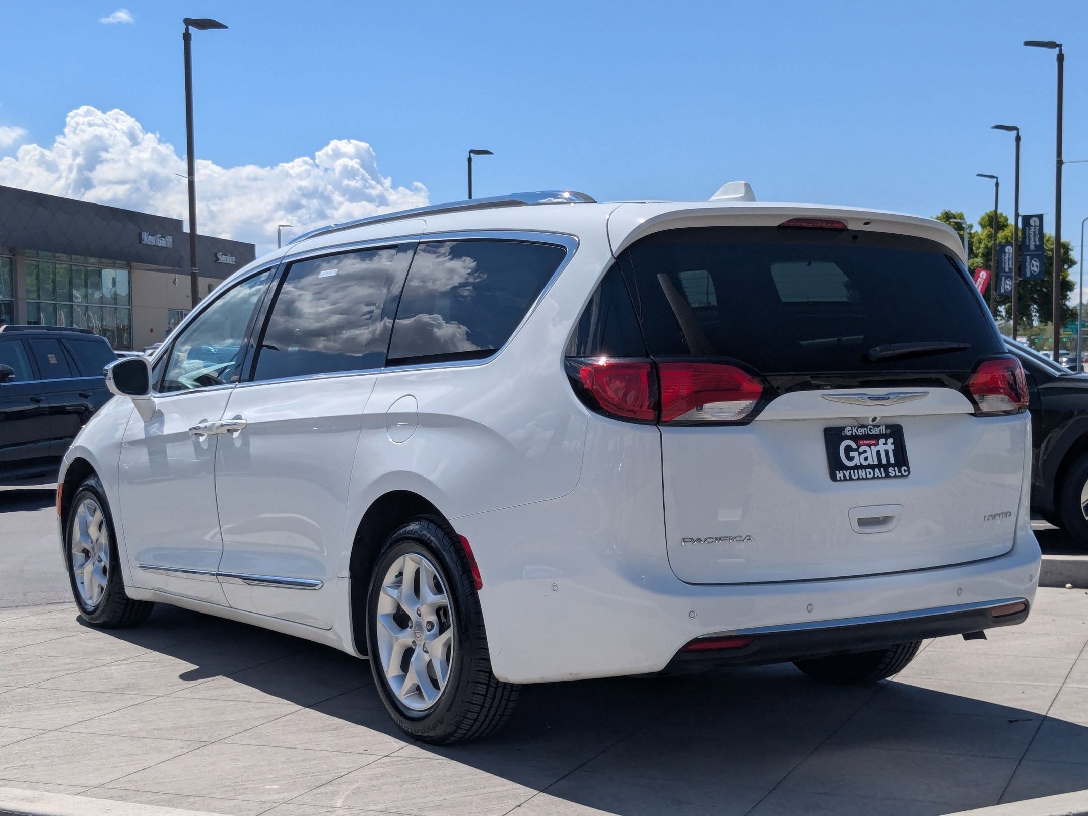 Used 2020 Chrysler Pacifica Limited w/ Advanced Safetytec Group FWD image 7
