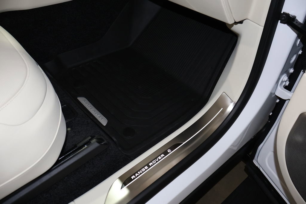 Used 2024 Land Rover Range Rover Long Wheelbase SE image 31