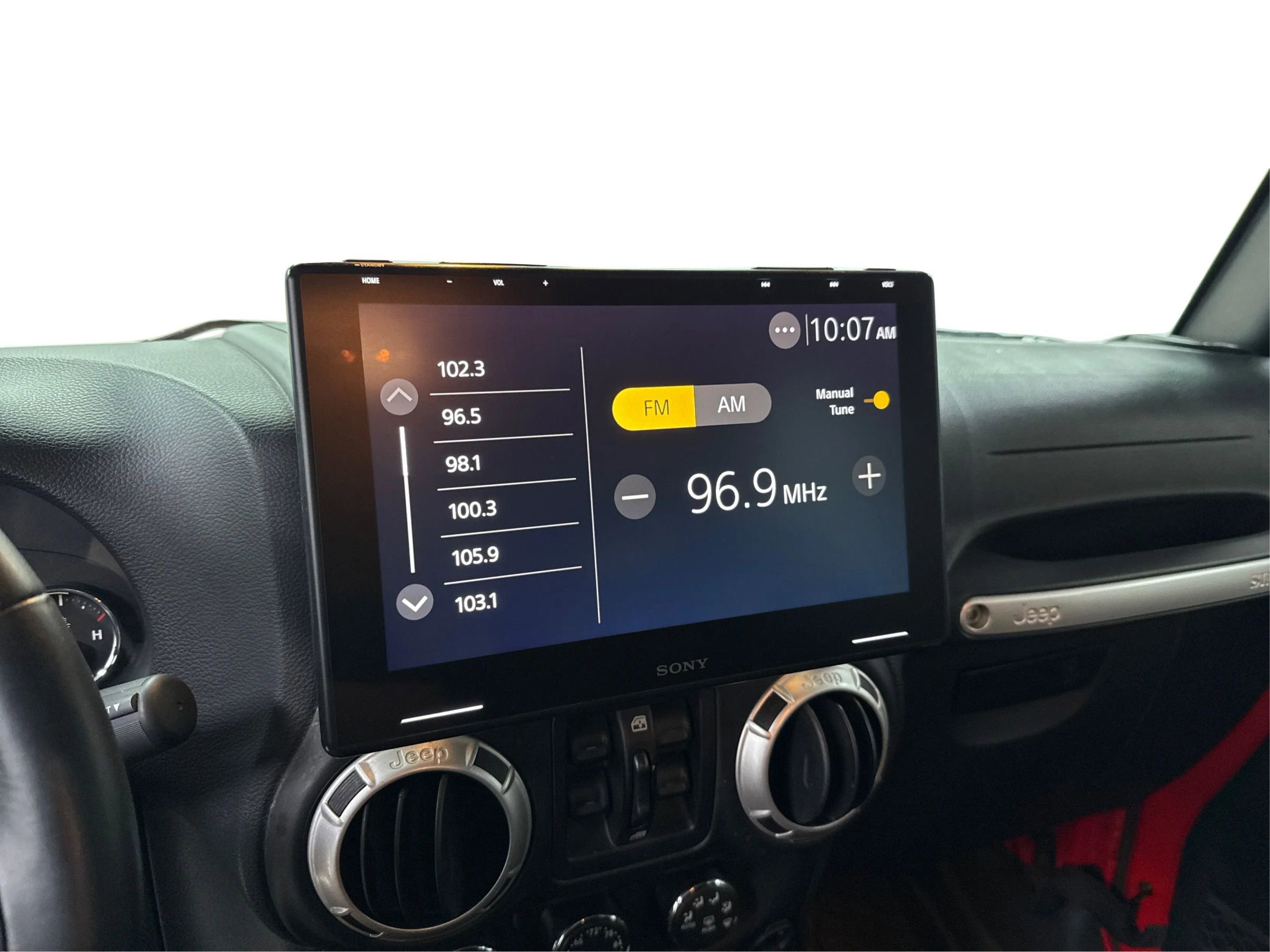 Used 2016 Jeep Wrangler Unlimited Rubicon w/ Connectivity Group AWD/4WD image 13