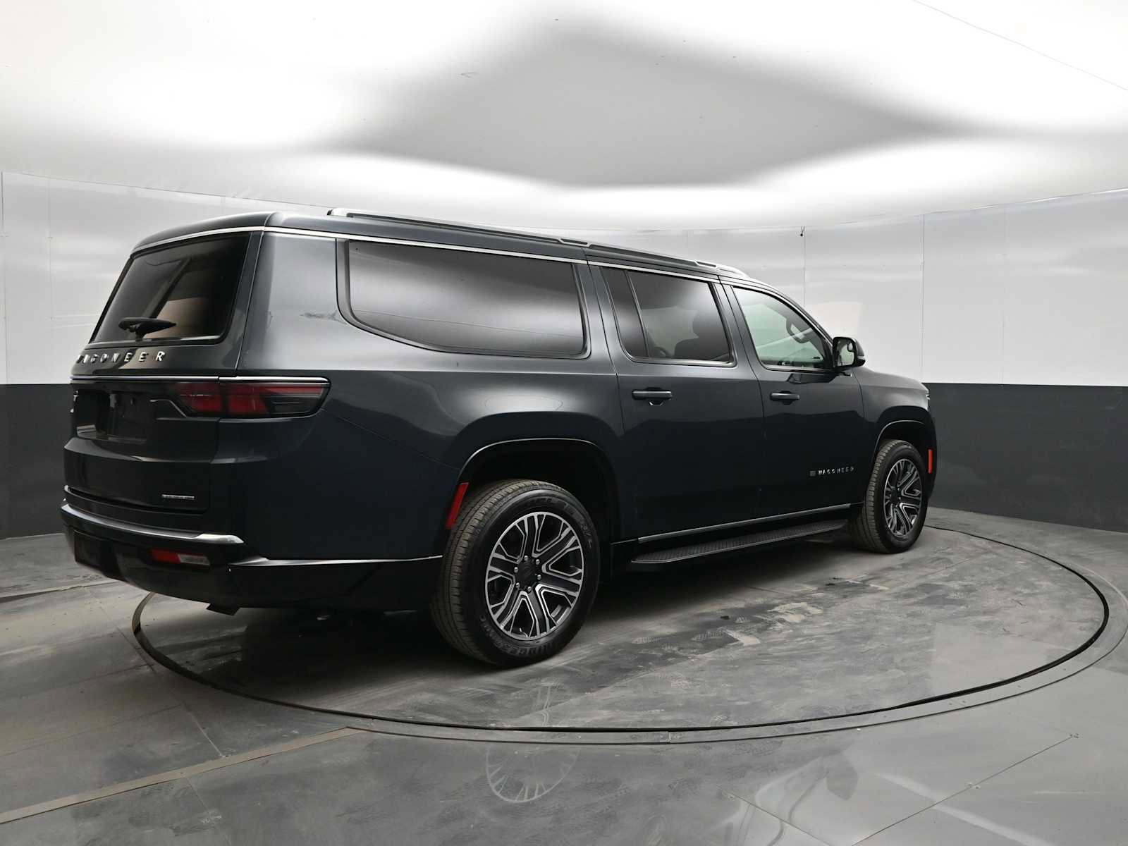 Used 2024 Jeep Wagoneer L Series II w/ Flexible Seating Group image 7