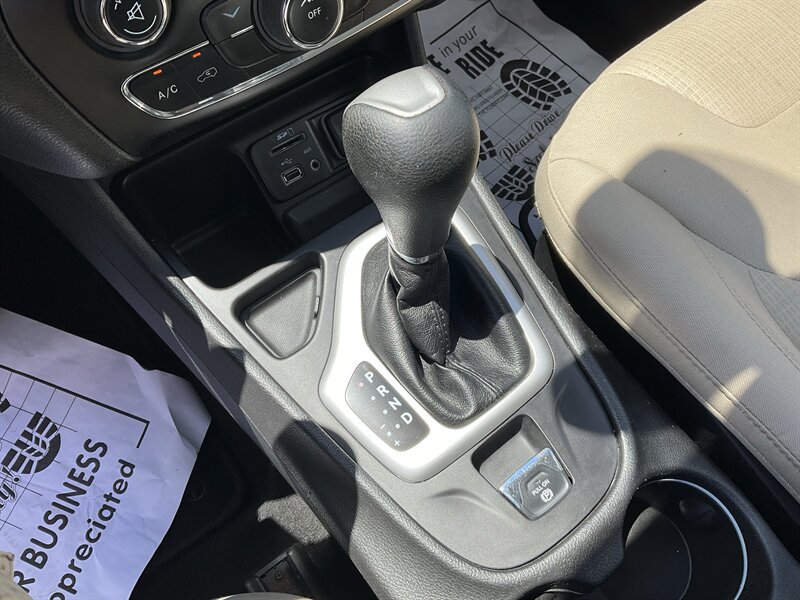 Used 2016 Jeep Cherokee Latitude FWD image 38