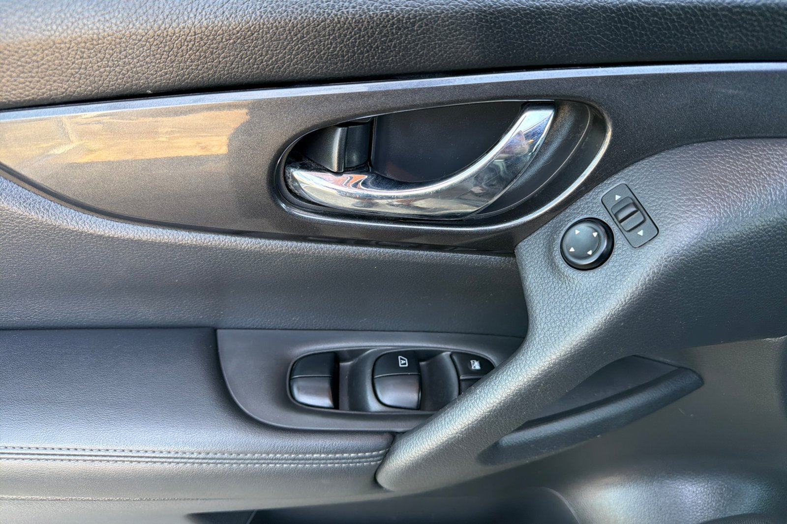 Used 2020 Nissan Rogue SV FWD image 13