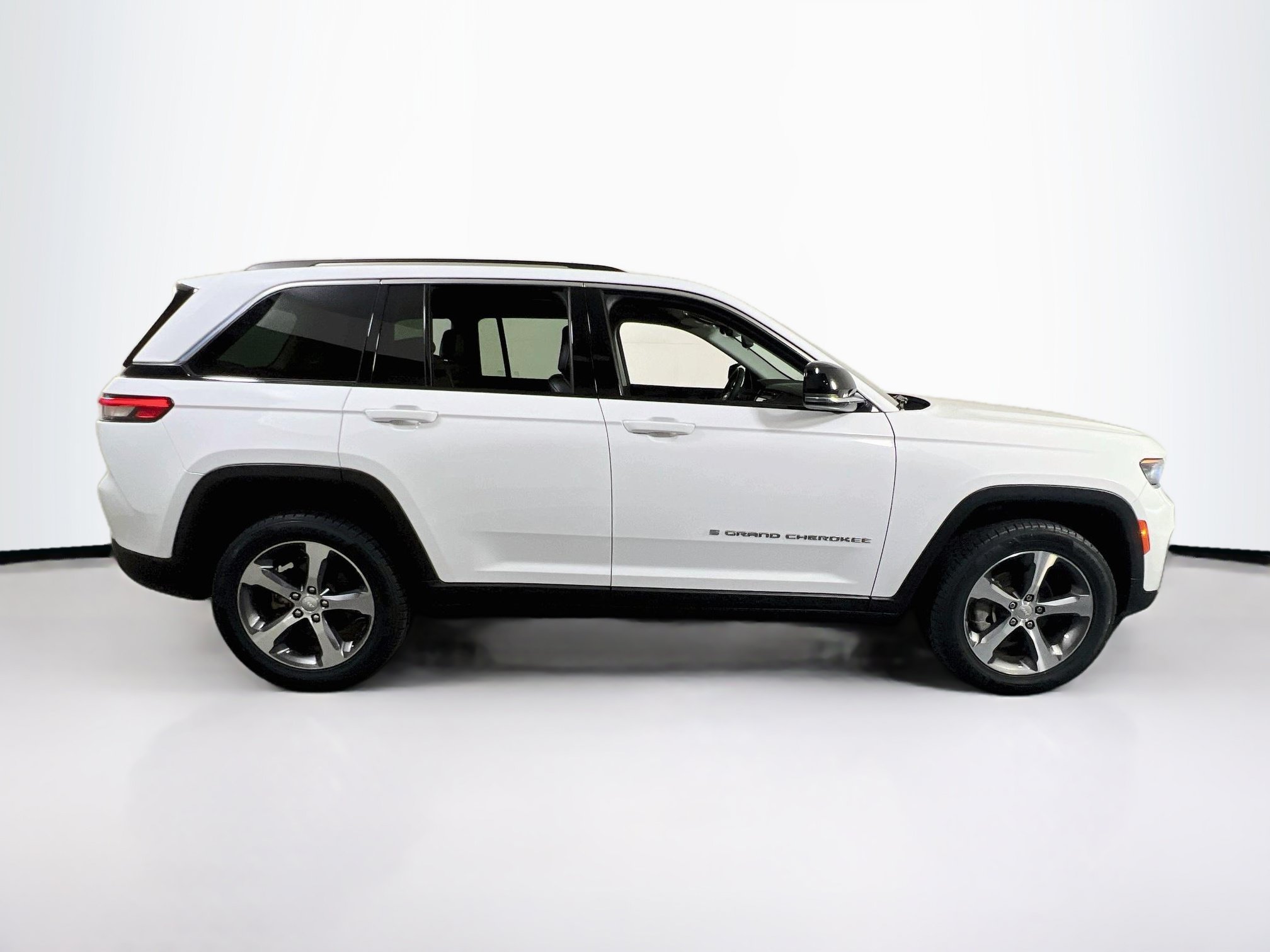 Used 2023 Jeep Grand Cherokee Limited AWD/4WD image 4