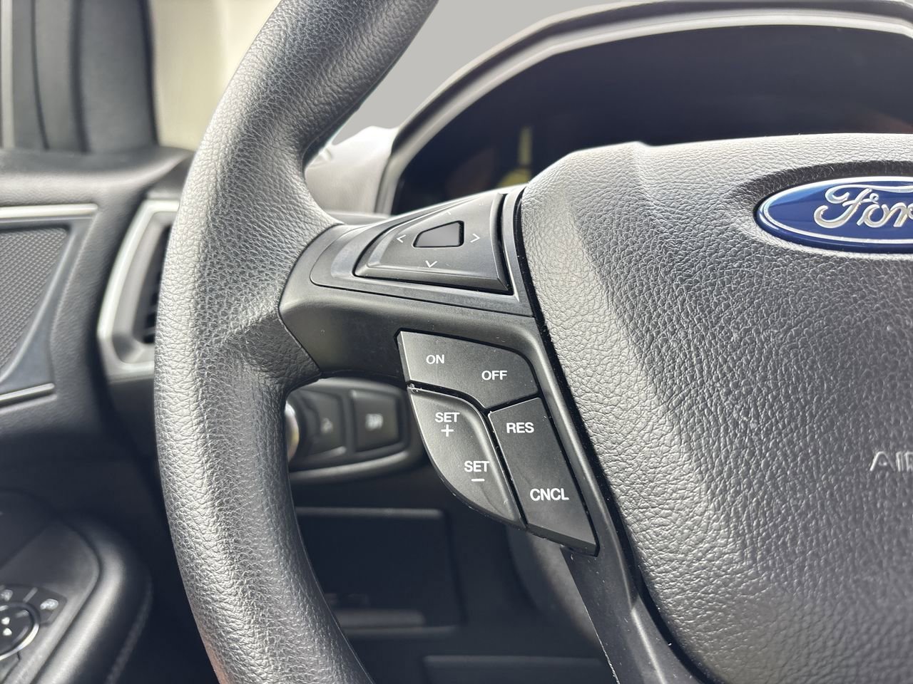 Used 2020 Ford Edge SE image 25