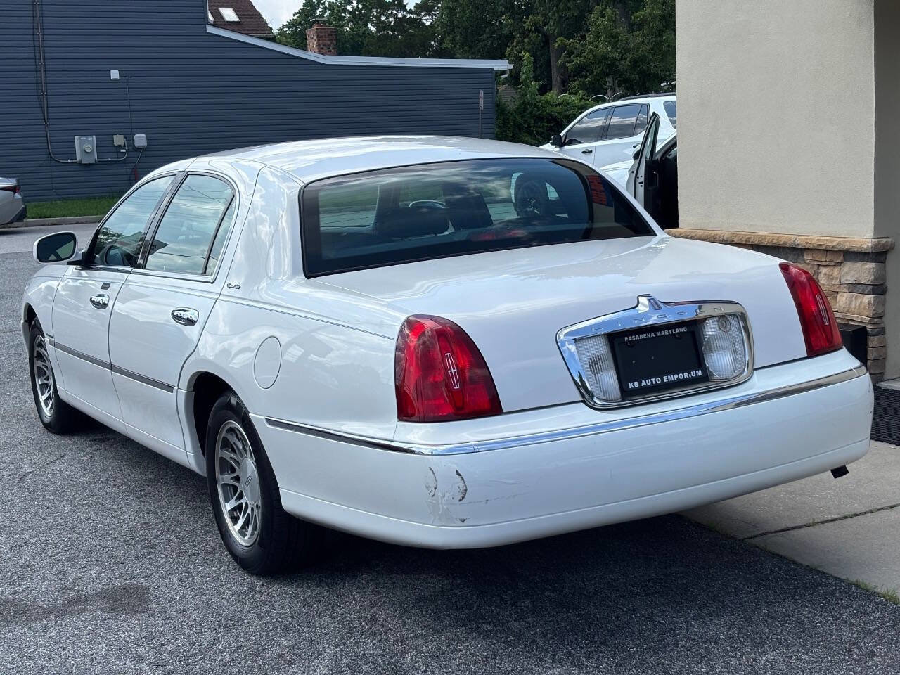 Used 2000 Lincoln Town Car Signature image 7