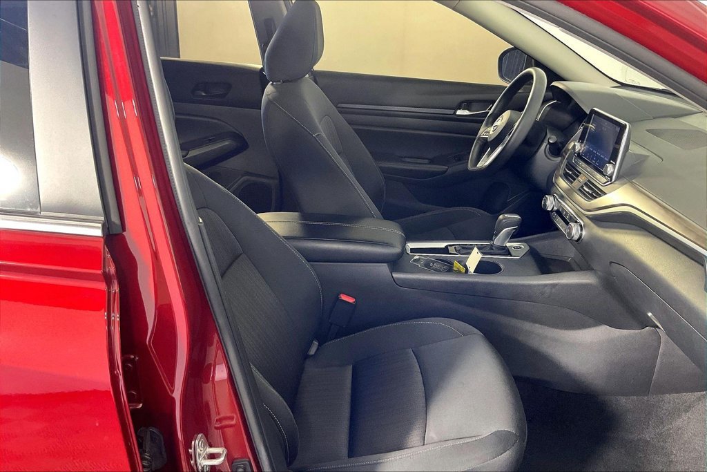 Used 2025 Nissan Altima 2.5 SV FWD image 9