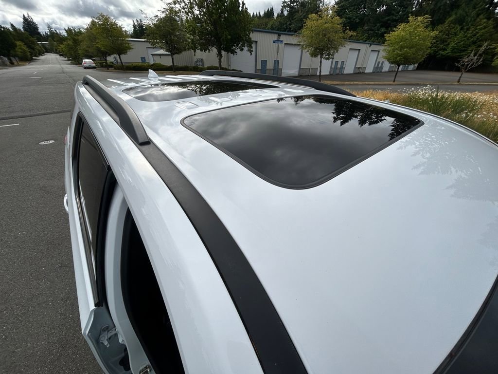 Used 2023 Chevrolet Traverse RS image 29