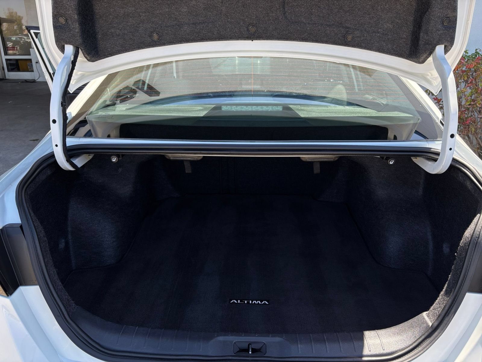 Used 2025 Nissan Altima 2.5 SV FWD image 32