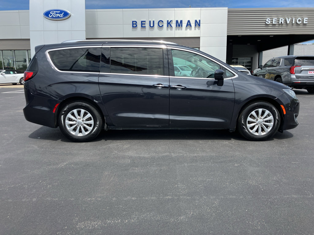 Used 2019 Chrysler Pacifica Touring-L FWD image 10