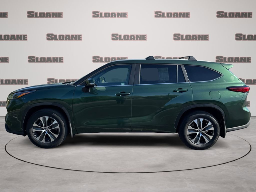 Used 2023 Toyota Highlander XLE AWD/4WD image 2