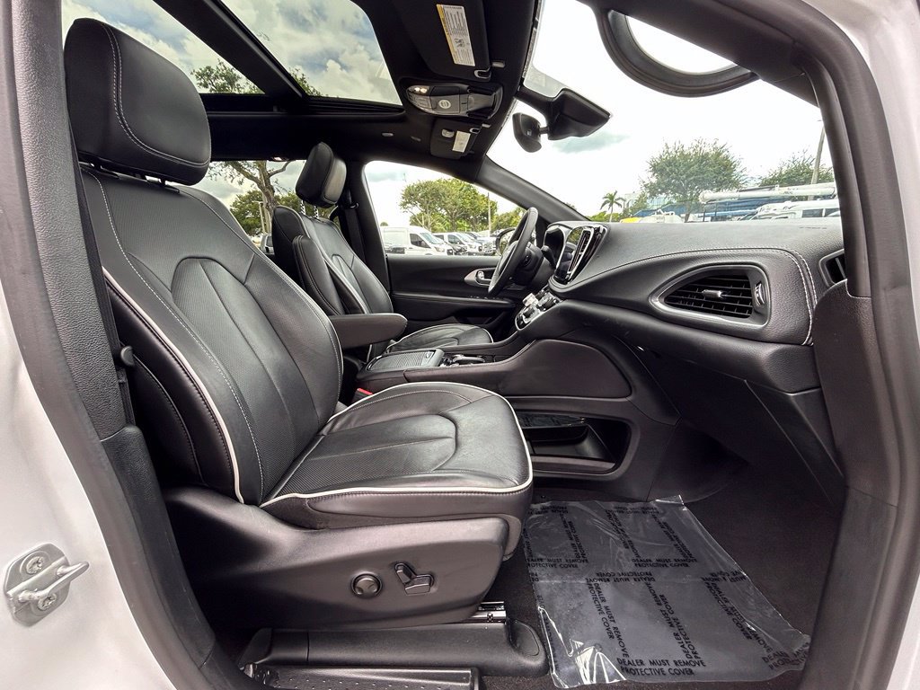 Used 2026 Chrysler Pacifica Limited FWD image 25