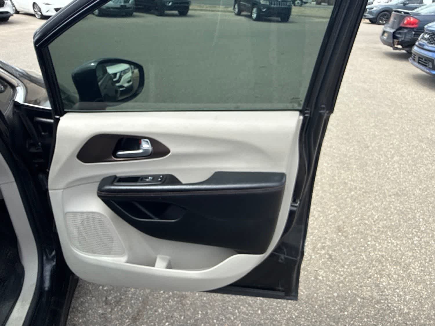 Used 2019 Chrysler Pacifica Touring-L FWD image 27