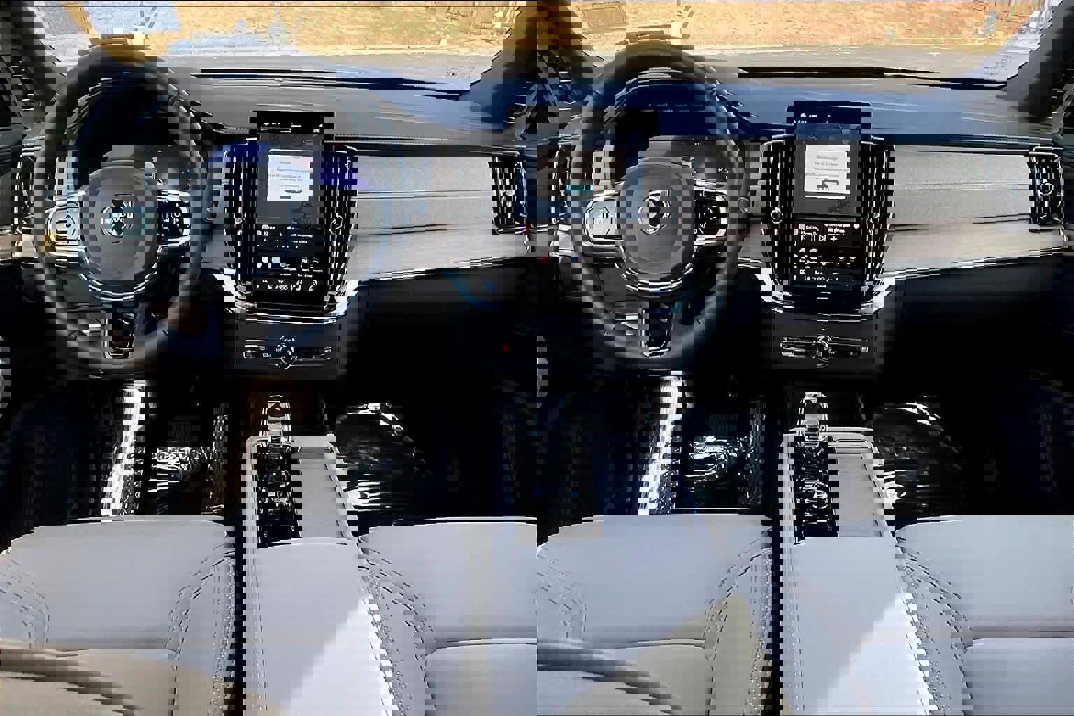 Used 2025 Volvo XC90 B5 Core w/ Protection Package Premier image 17