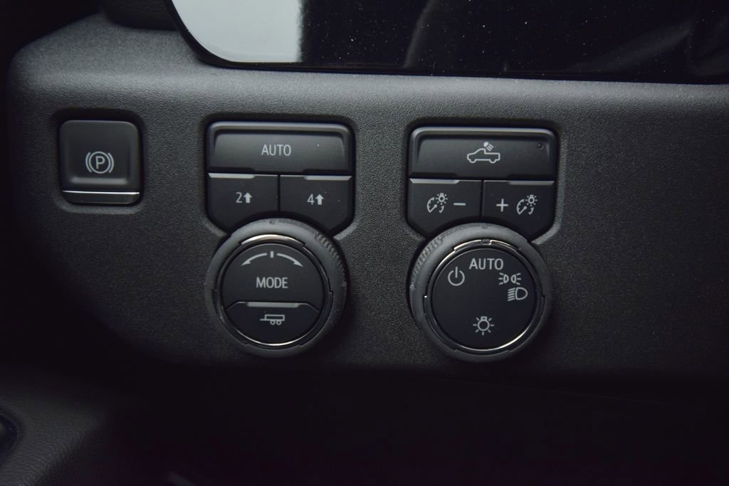 Used 2025 Chevrolet Silverado 1500 LT image 39