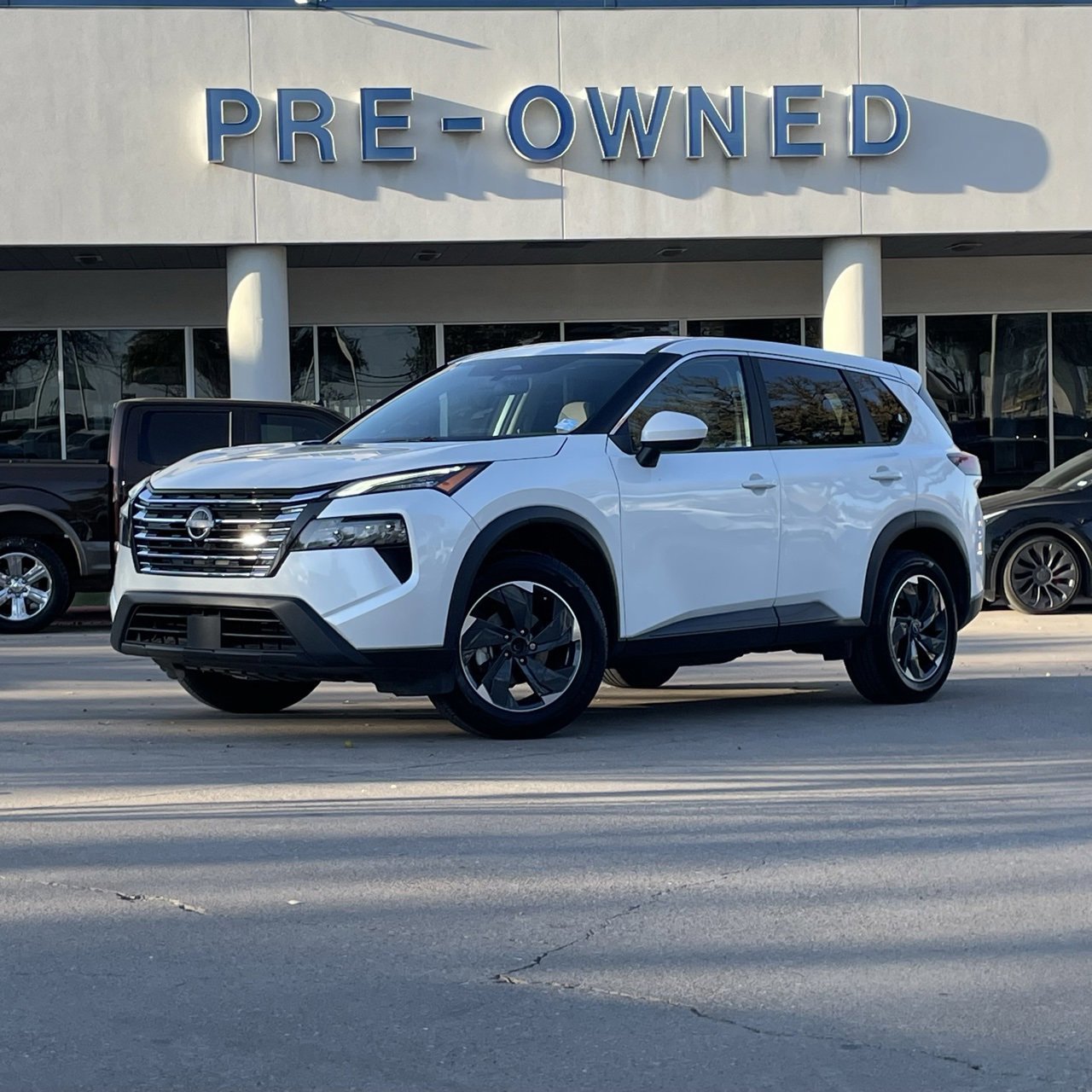 Used 2025 Nissan Rogue SV image 2