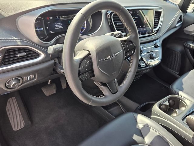 Used 2024 Chrysler Pacifica Limited FWD image 11