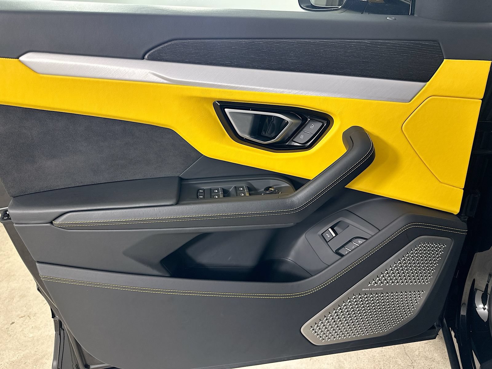 Used 2024 Lamborghini Urus S AWD/4WD image 17