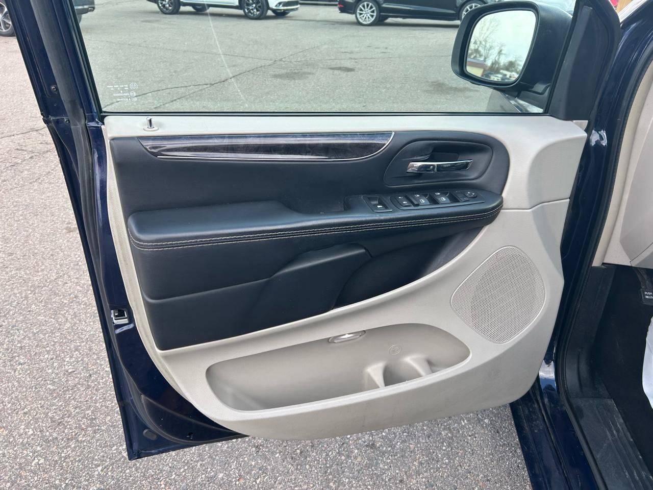 Used 2015 Chrysler Town & Country Touring-L w/ Driver Convenience Group image 15