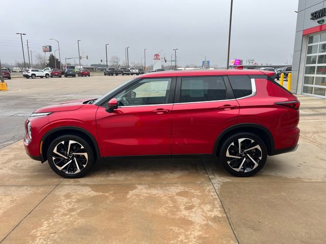 Used 2023 Mitsubishi Outlander SE image 2
