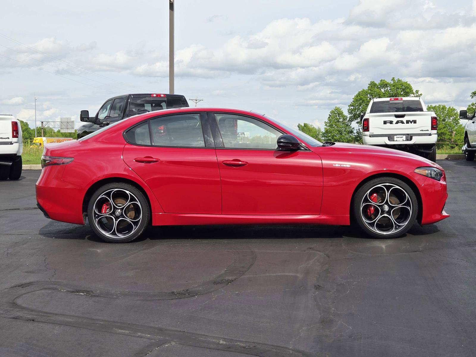 Used 2024 Alfa Romeo Giulia Veloce AWD/4WD image 2