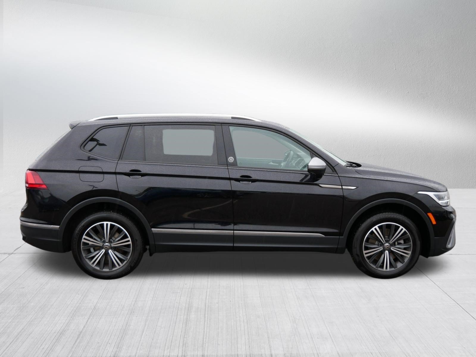 Certified 2024 Volkswagen Tiguan Wolfsburg Edition AWD/4WD image 8