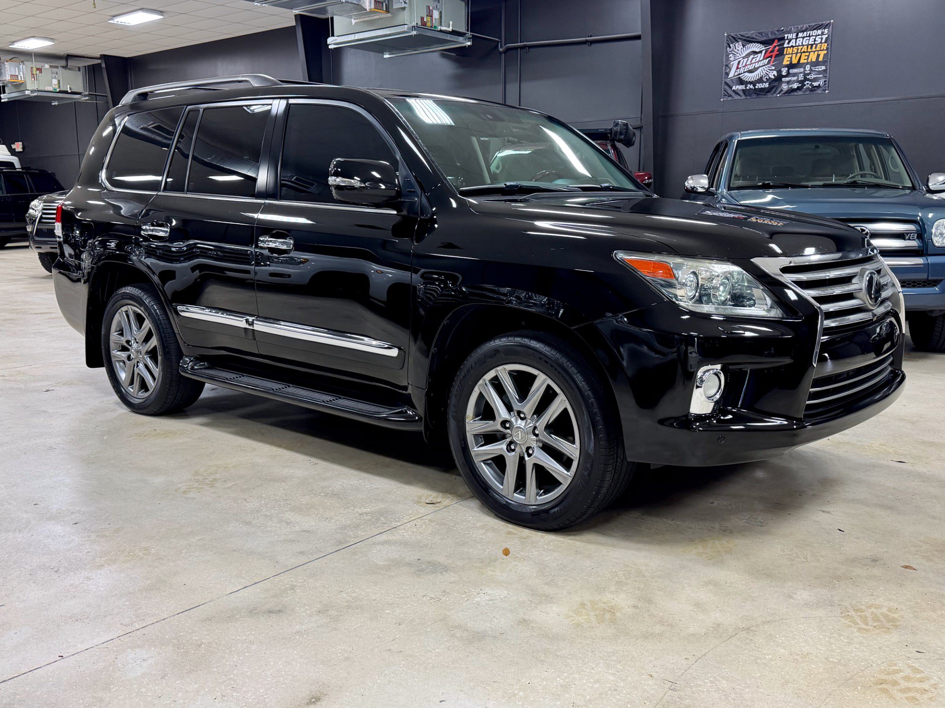 Used 2013 Lexus LX 570 4WD w/ Luxury Pkg w/Pre-crash image 2