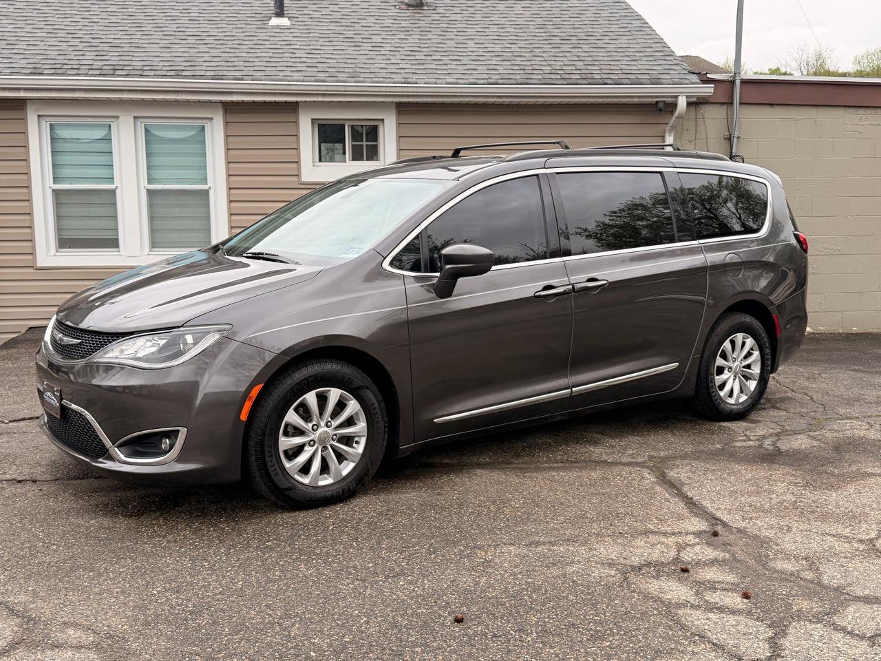 Used 2017 Chrysler Pacifica Touring-L FWD image 2