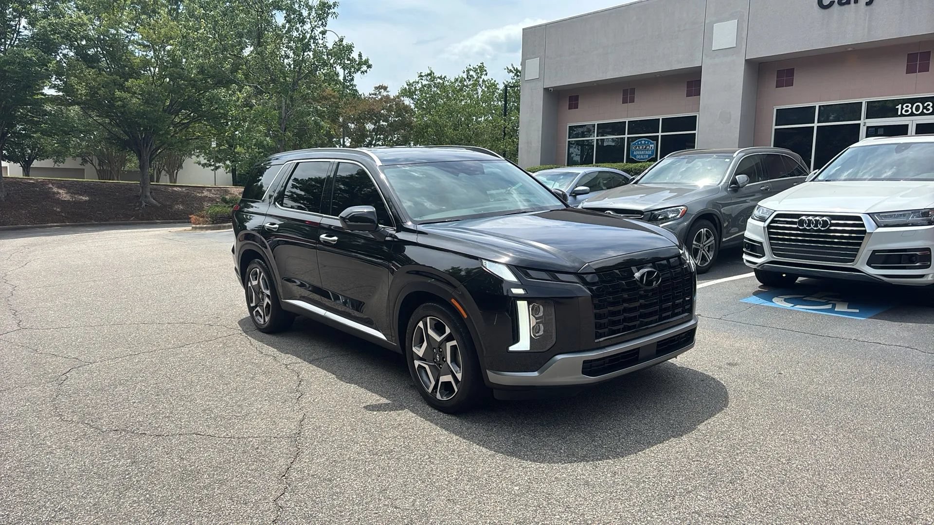 Used 2024 Hyundai Palisade Limited FWD image 3