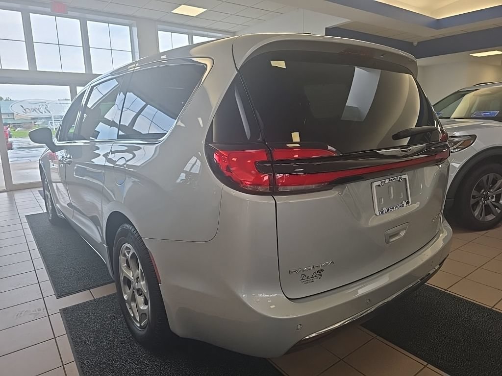 Used 2024 Chrysler Pacifica Limited FWD image 5