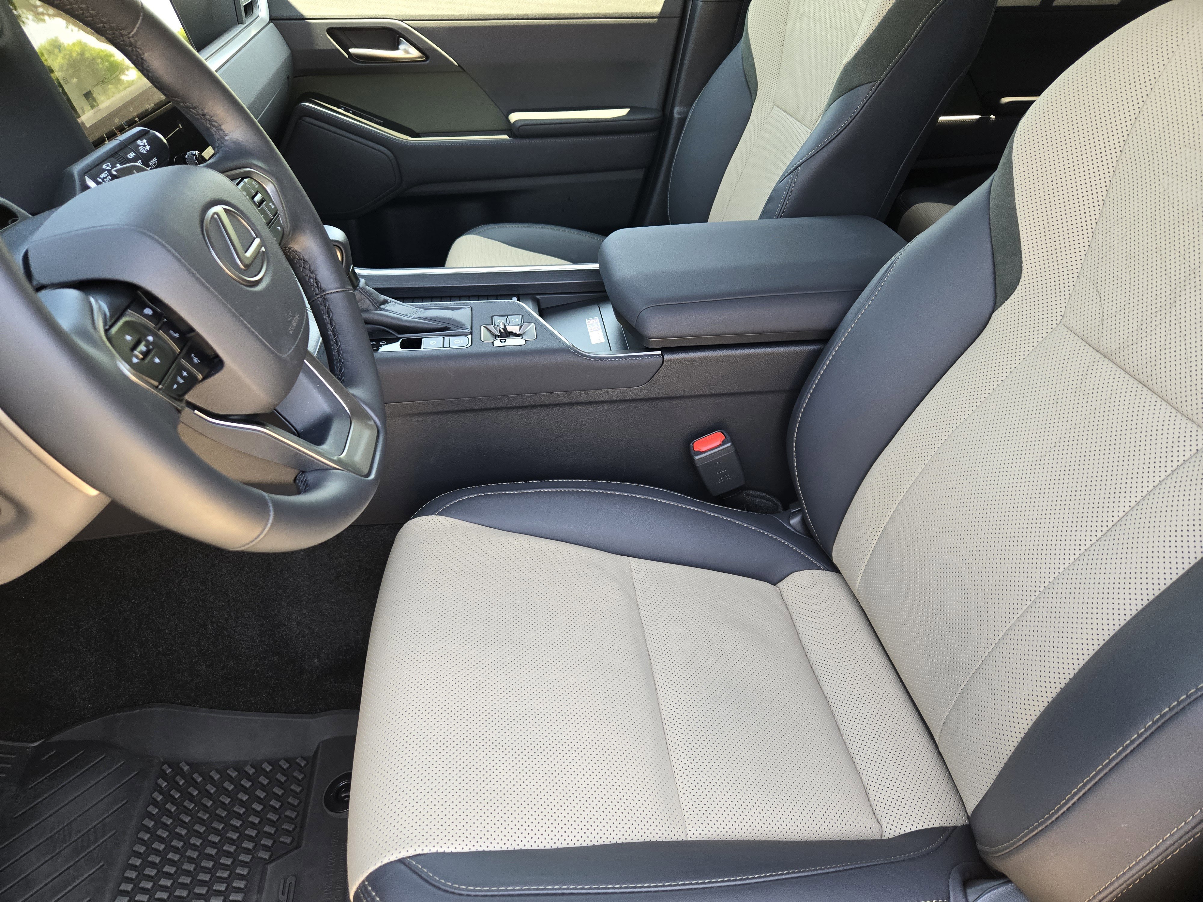 Used 2025 Lexus GX 550 w/ Accessory Package (CT) AWD/4WD image 9