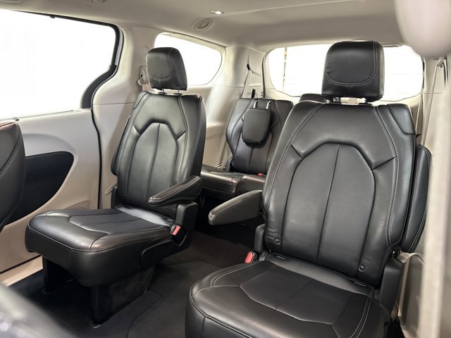 Used 2024 Chrysler Pacifica Touring-L image 13
