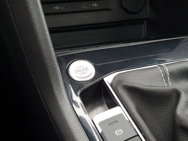 Used 2025 Volkswagen Taos SE image 29