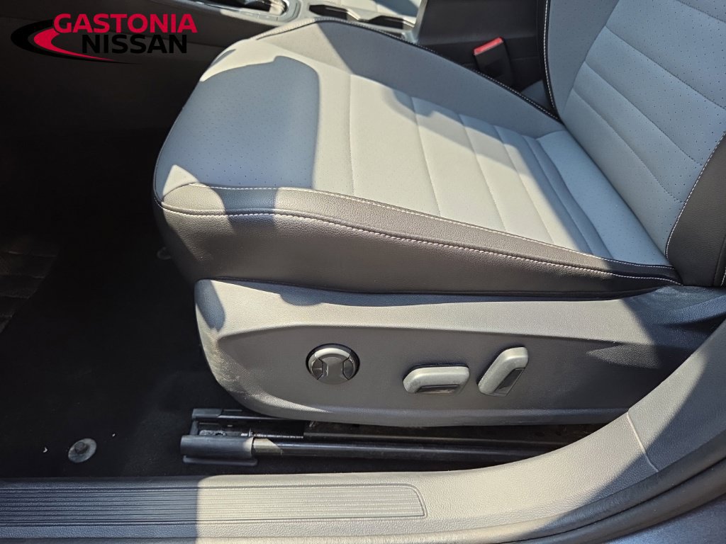Used 2025 Volkswagen Jetta SE FWD image 21