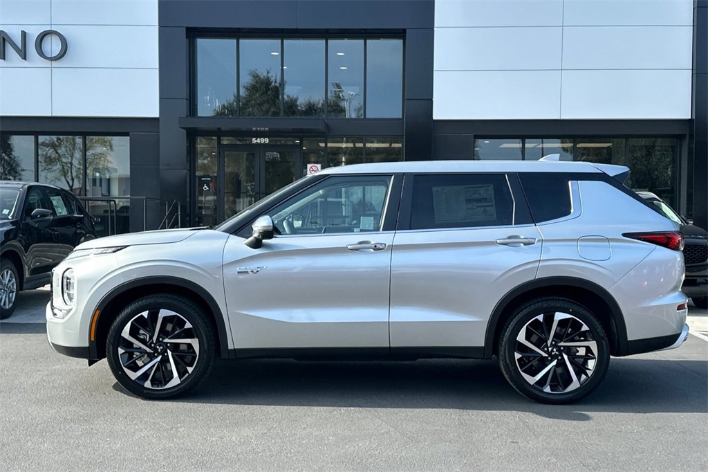 New 2025 Mitsubishi Outlander SE image 8
