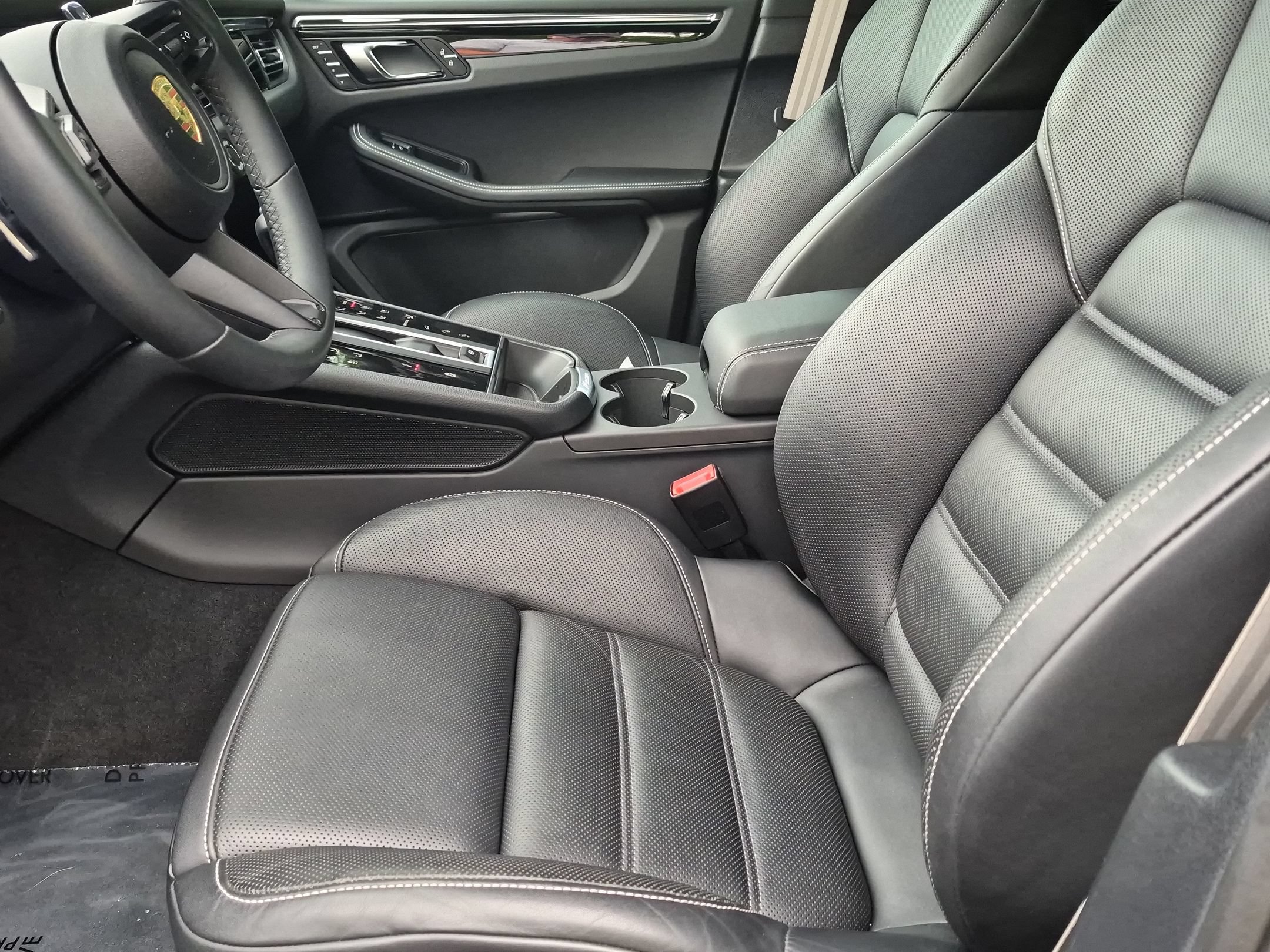Certified 2025 Porsche Macan Turbo AWD/4WD image 4