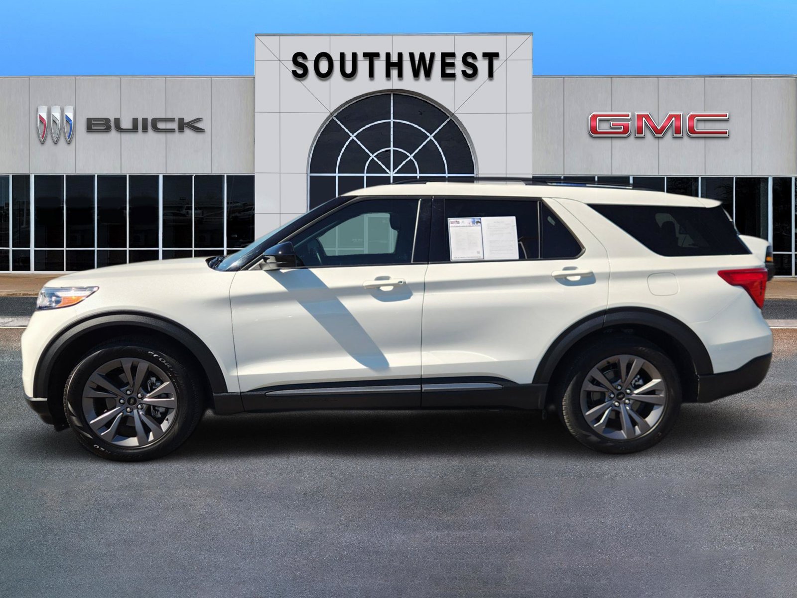 Used 2022 Ford Explorer XLT w/ Equipment Group 202A RWD image 3