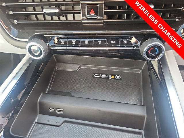 Certified 2025 Chevrolet Suburban Premier image 18