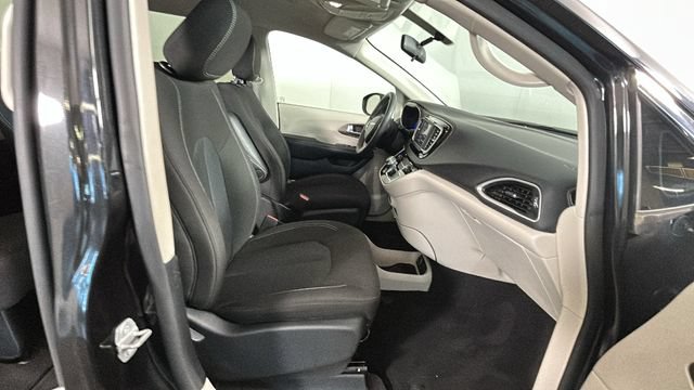 Used 2022 Chrysler Voyager LX FWD image 30