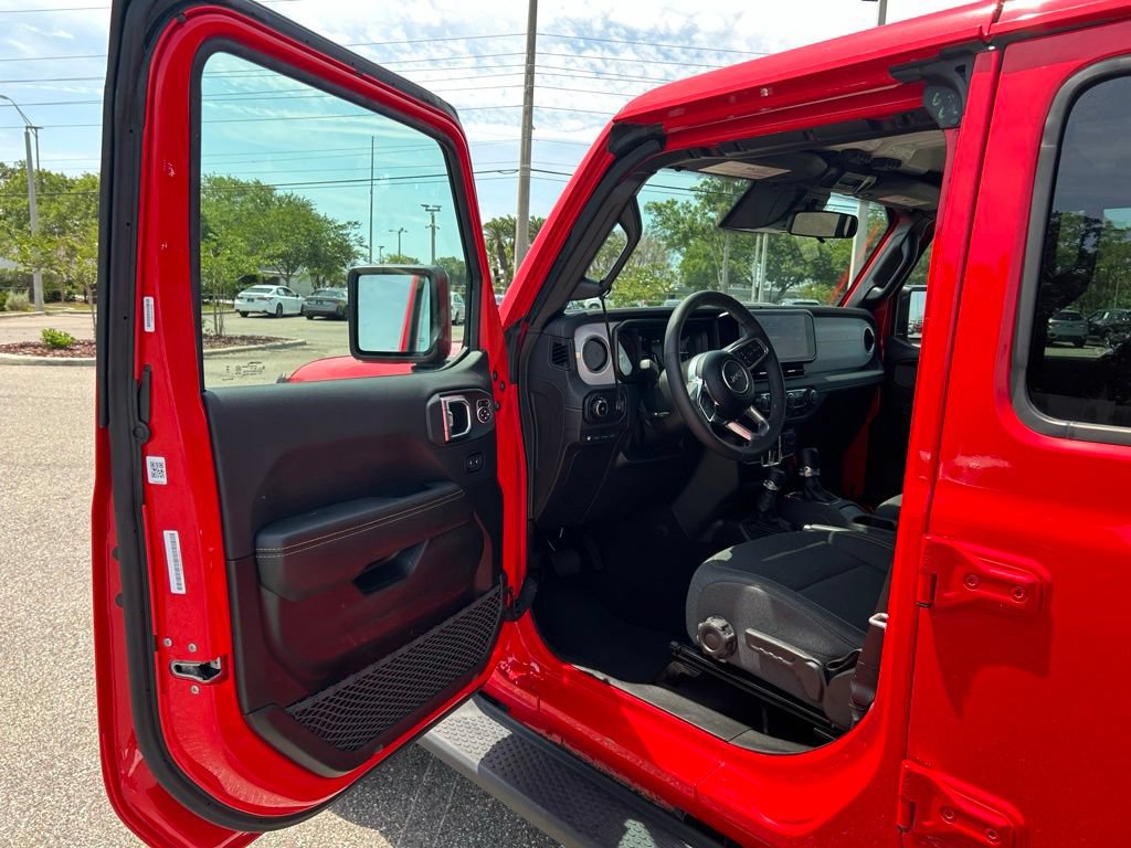 Used 2025 Jeep Wrangler Unlimited Sahara AWD/4WD image 16
