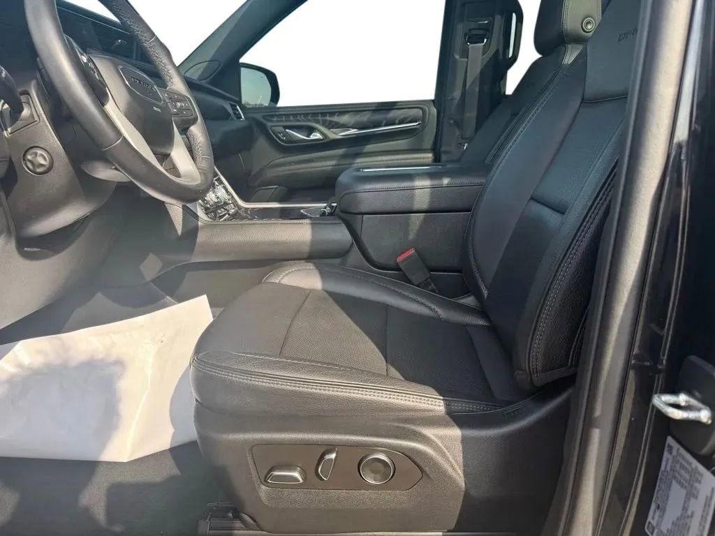 Used 2023 GMC Yukon XL Denali w/ Denali Reserve Package AWD/4WD image 9