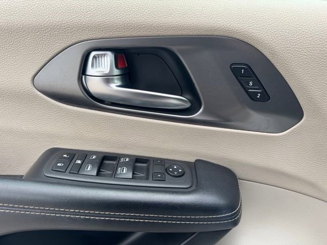 Used 2022 Chrysler Pacifica Touring-L image 9