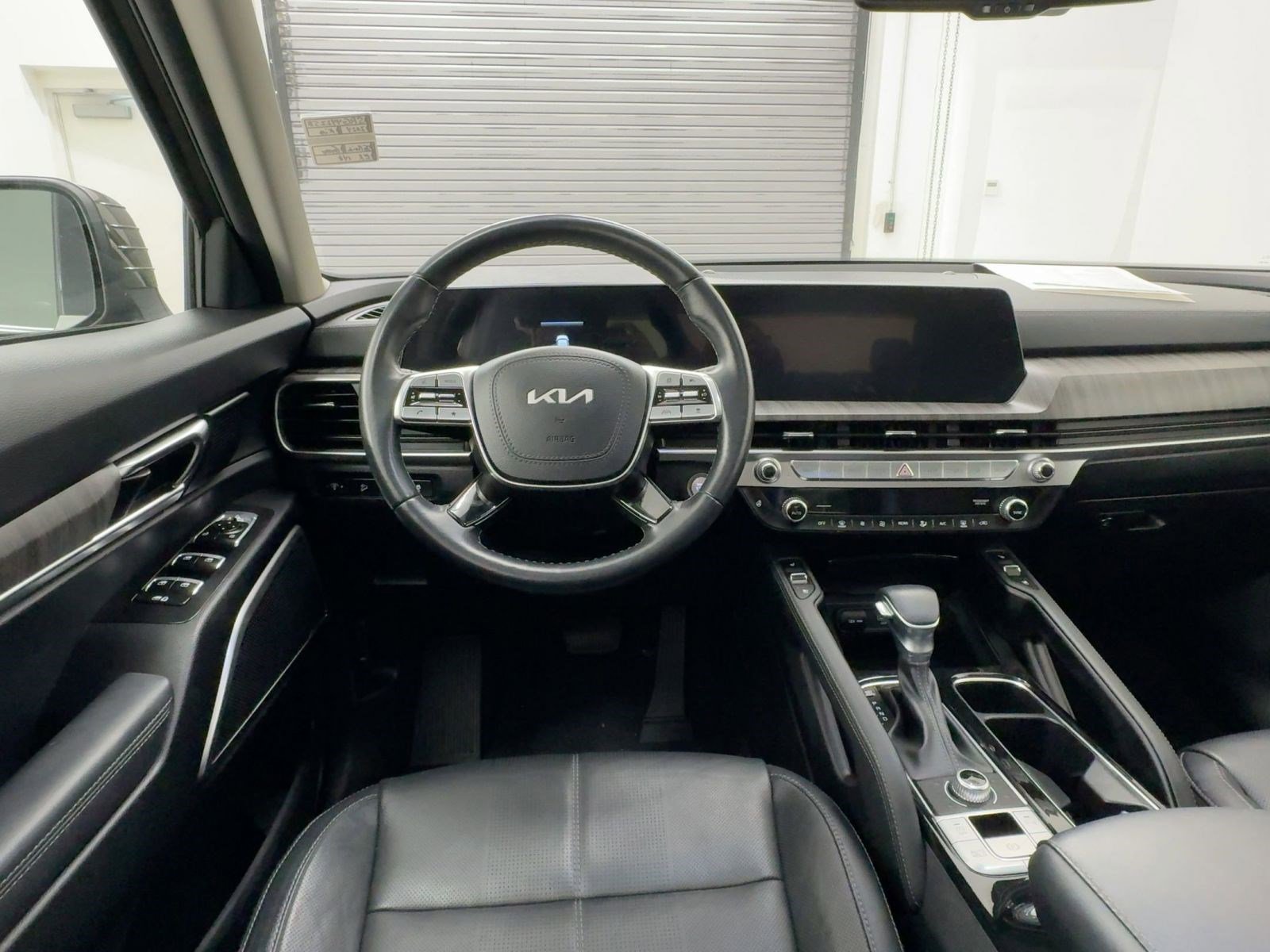 Used 2024 Kia Telluride EX w/ EX Captain's Chair Package image 4