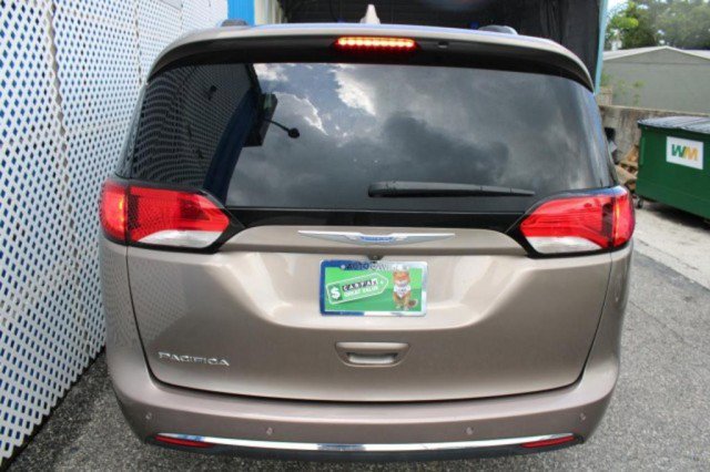 Used 2018 Chrysler Pacifica Touring-L Plus w/ Tire & Wheel Group image 4